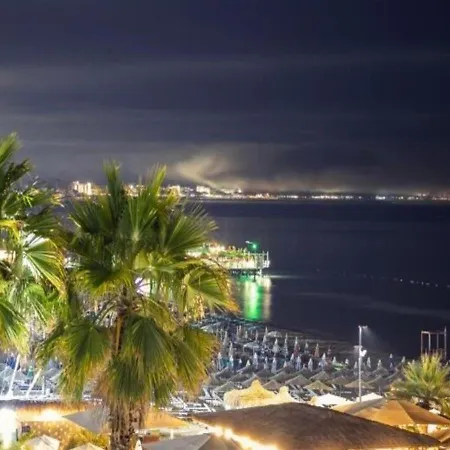 Apartman Beachfront With Balcony & Sea View